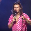 Harry Styles stops One Direction concert to check in on his sister's date