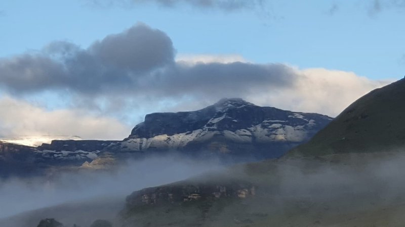 Snow falls on the Berg