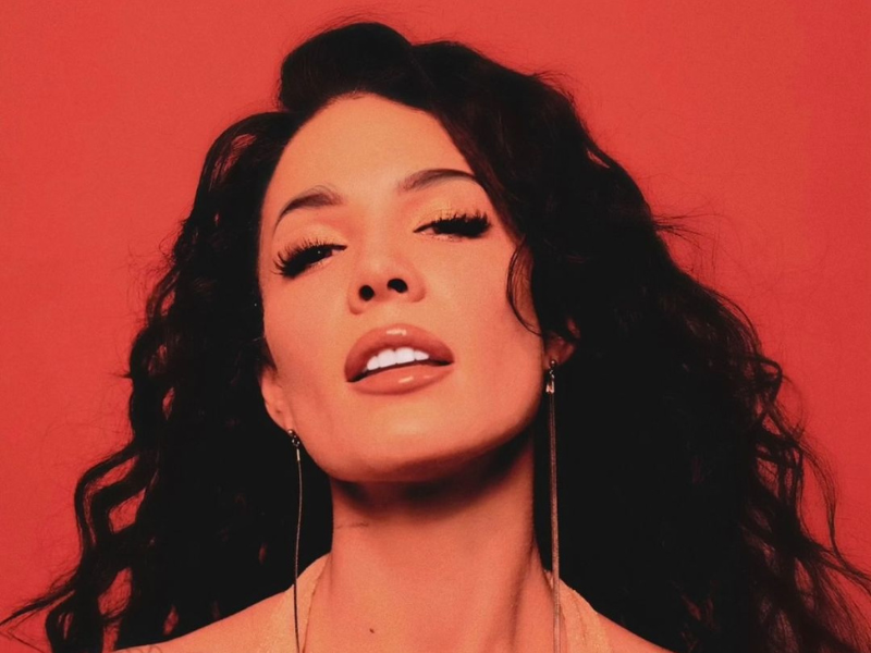 Halsey recreates Aaliyah album cover