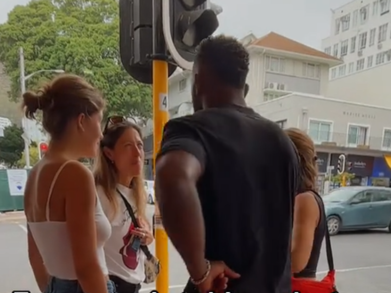 Siya Kolisi chatting with fans in Cape Town