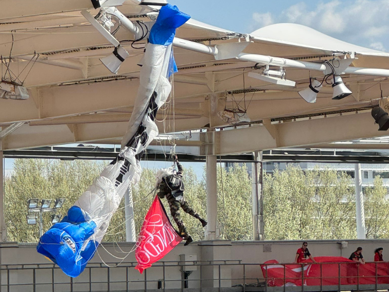 Toulouse parachutist